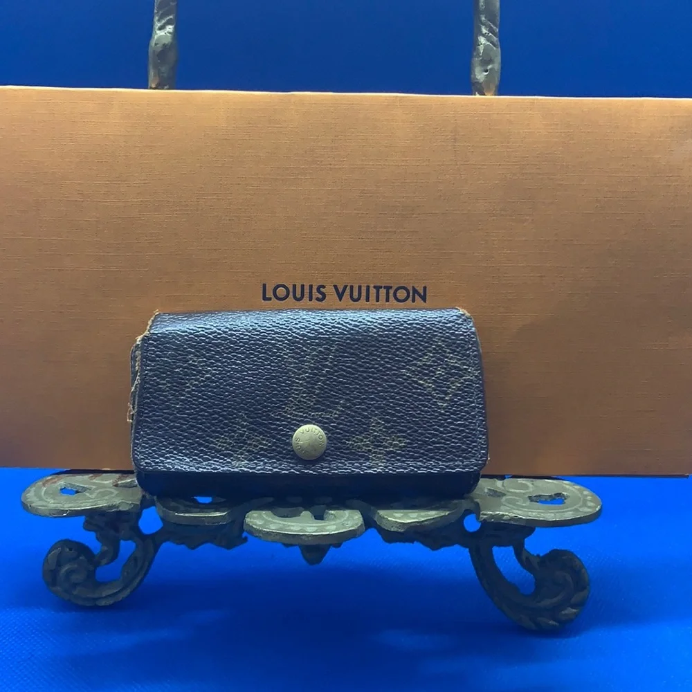 🤎 🤎 🤎 Louis Vuitton Monogram signature design LV Logo 4 key holder 22